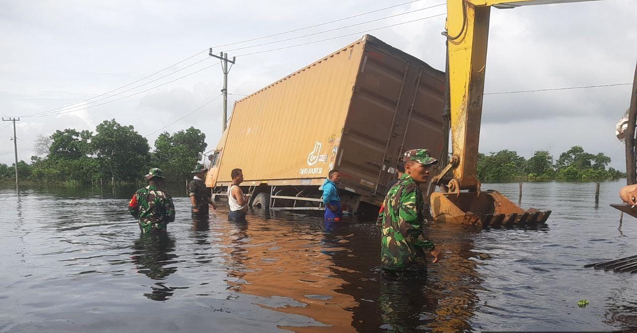 Babinsa Koramil 04/Pkl.Kuras Pantau Situasi Banjir KM 83 Desa Kemang