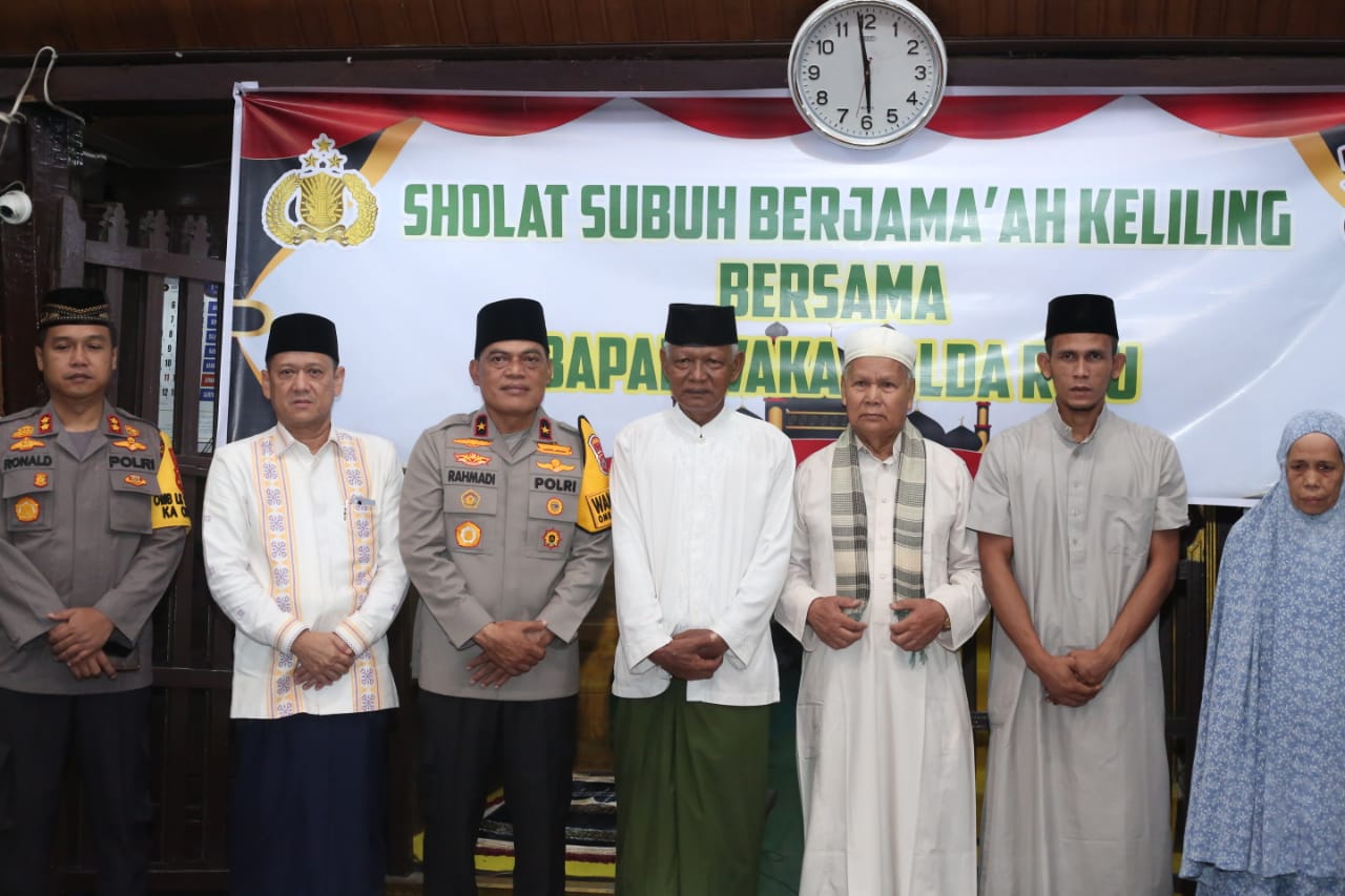 Bersama Wakapolda Riau, Pj Bupati Kampar Hambali Lakukan Sholat Subuh Berjamaah di Masjid Jami' Air 