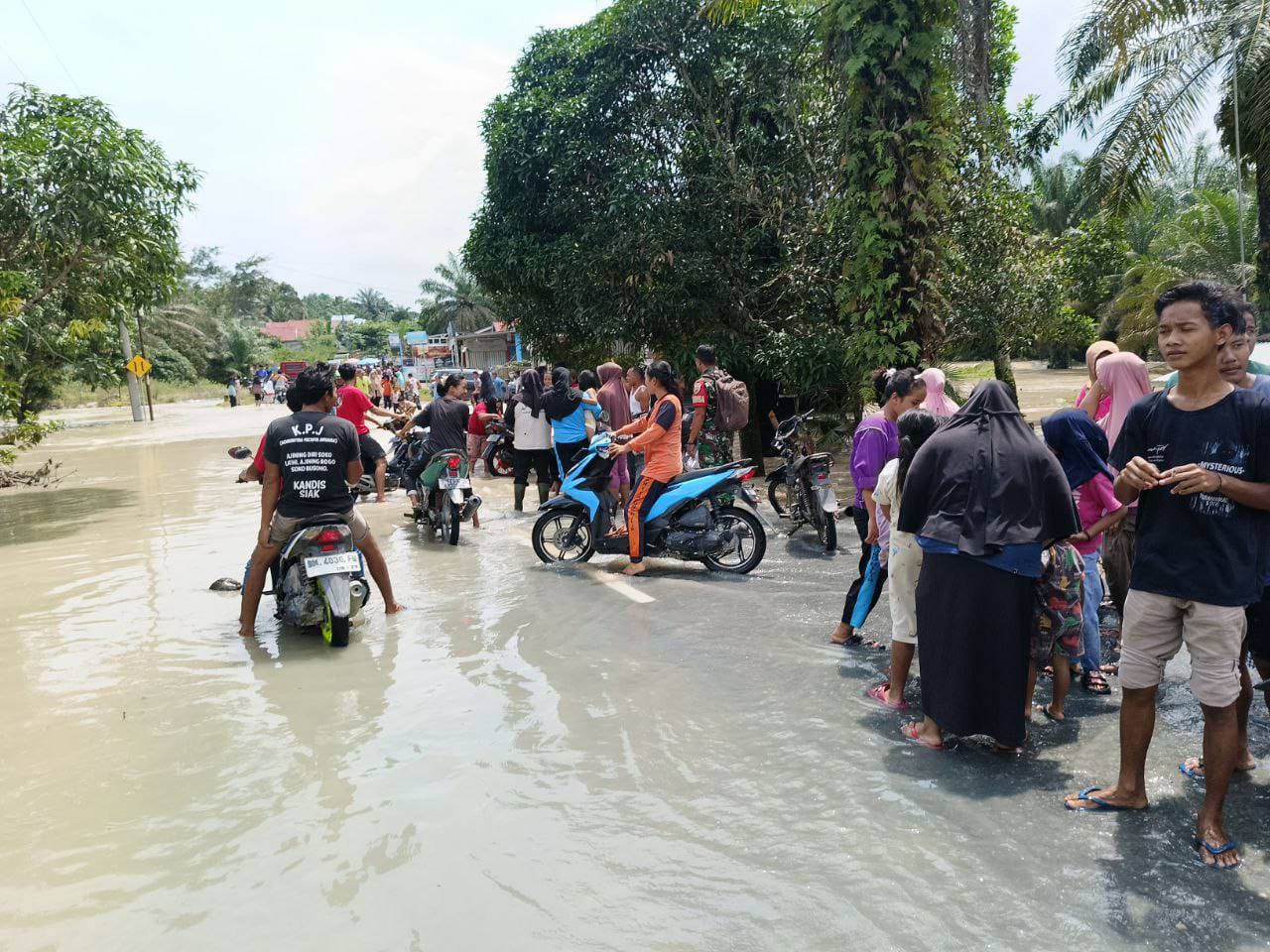 Air Sungai Sipahat Meluap, Babinsa Koramil 16/Tapung Turun Langsung Tinjau Lokasi Banjir
