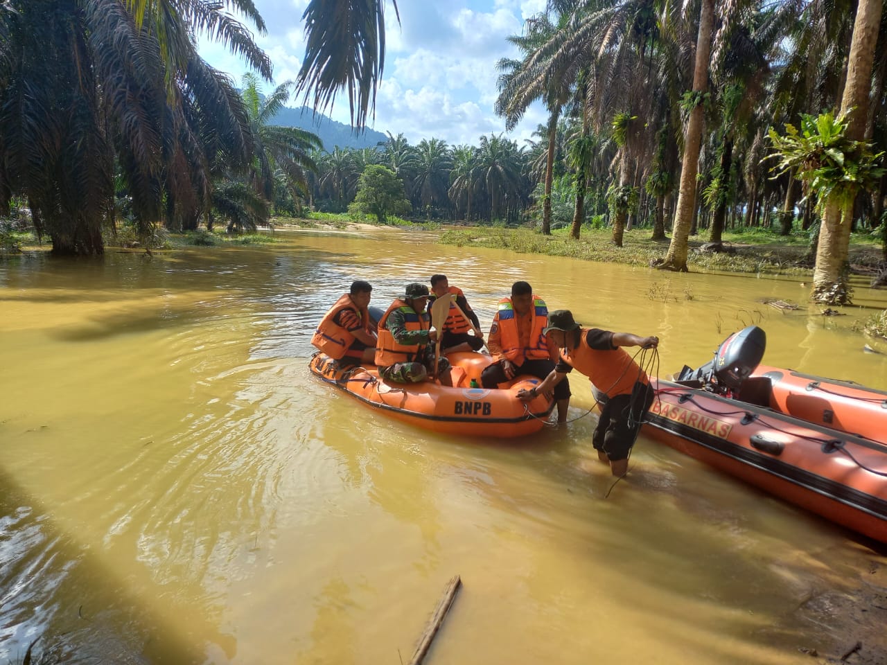 Babinsa Koramil 01/Bkn Bersinergi Bantu Cari Korban Hanyut di Sungai Sarik