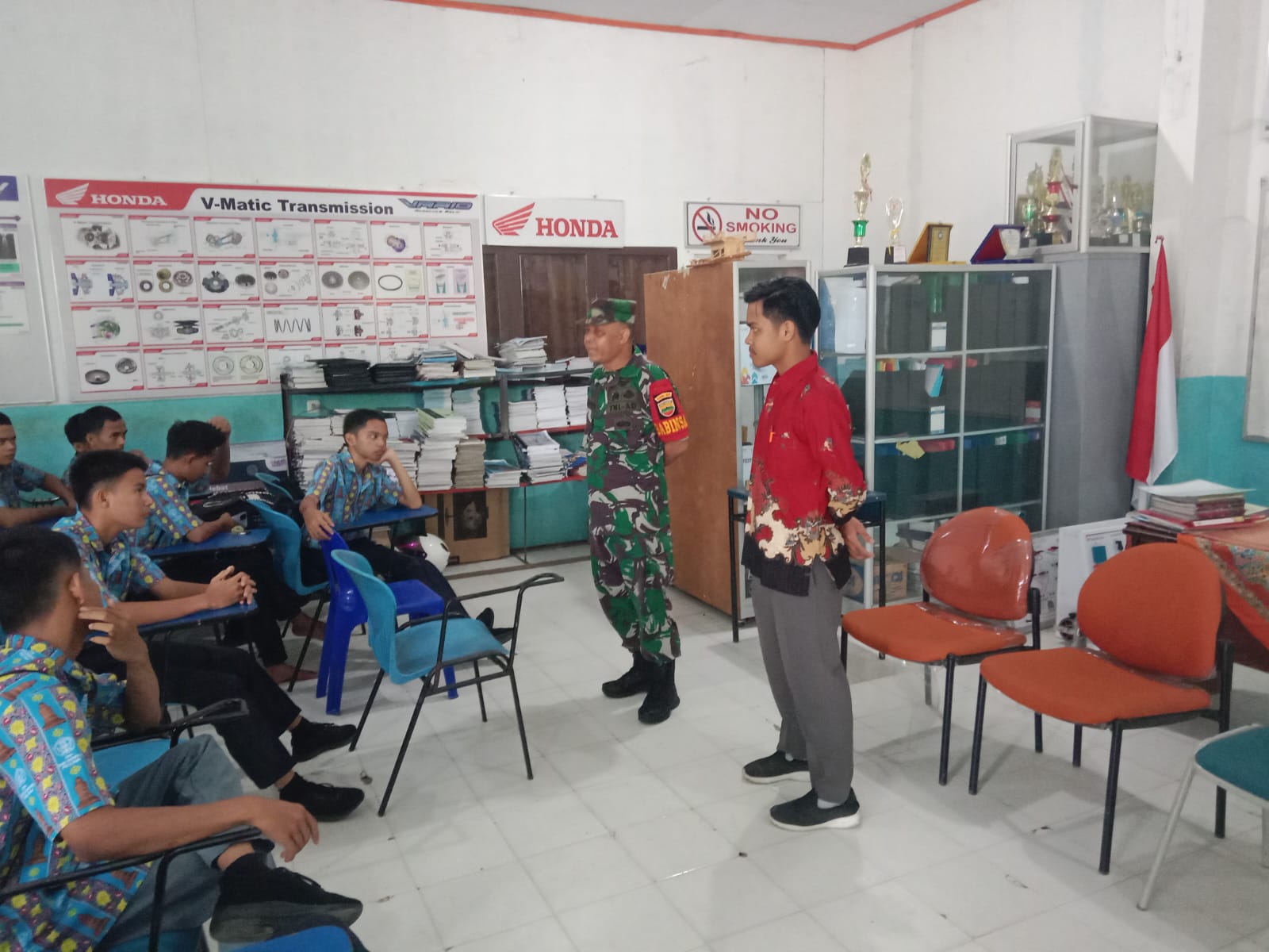 Babinsa Koramil 01/Bkn Sosialisasikan Rekrutmen TNI-AD di SMK Negeri 1 Bangkinang 