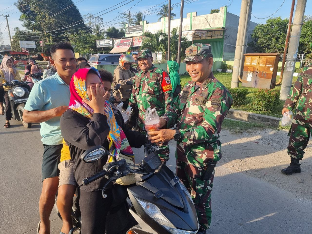 Babinsa Koramil 04/Pkl.kuras Bersama Persit Kck Ranting 5, Bagikan Takjil Gratis
