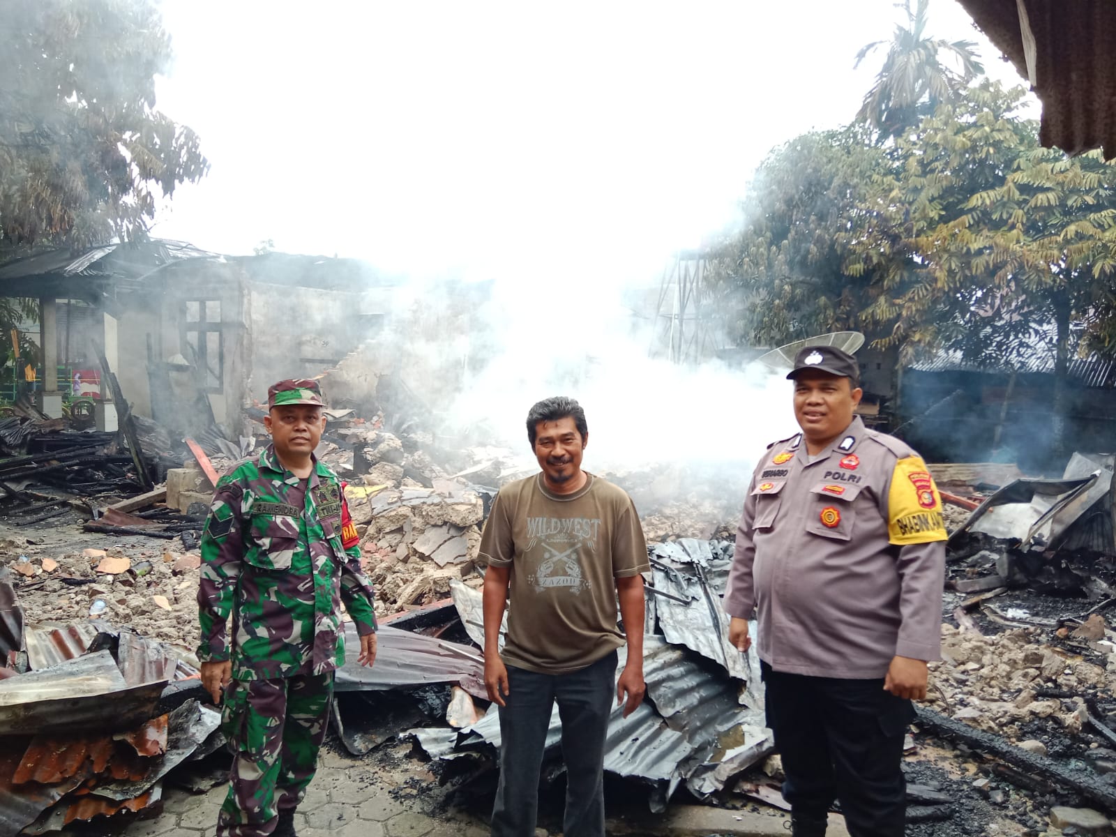 Babinsa Koramil 01/Bkn, Tinjau Rumah Warga Pasca Kebakaran di Desa Binaan 