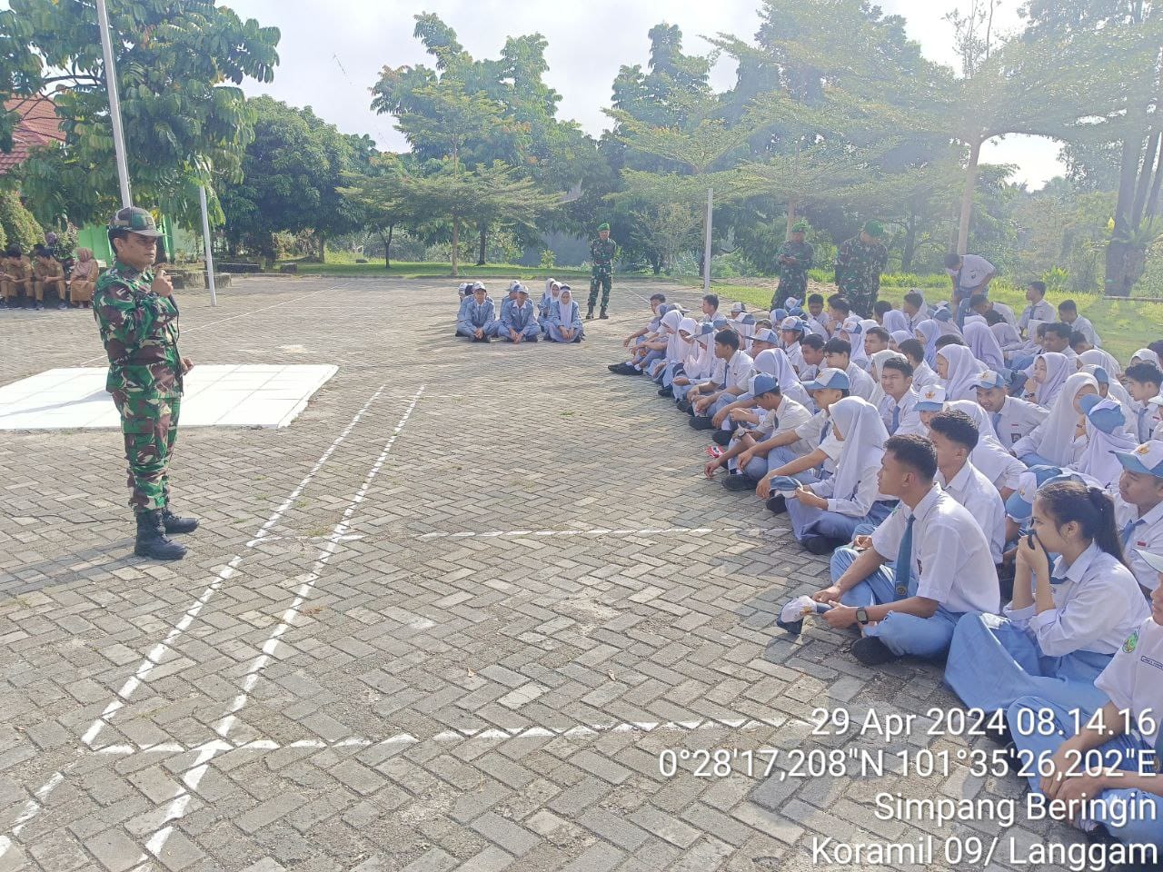 Danramil 09/ Lgm Jadi Pembina Upacara di SMAN 1 Bandar Seikijang