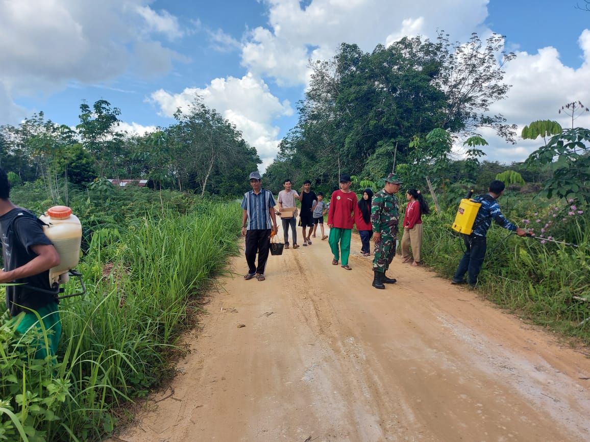 Babinsa Koramil 07/Kampar Bersama Warga Karya Bakti Bersihkan Lingkungan Sekitar