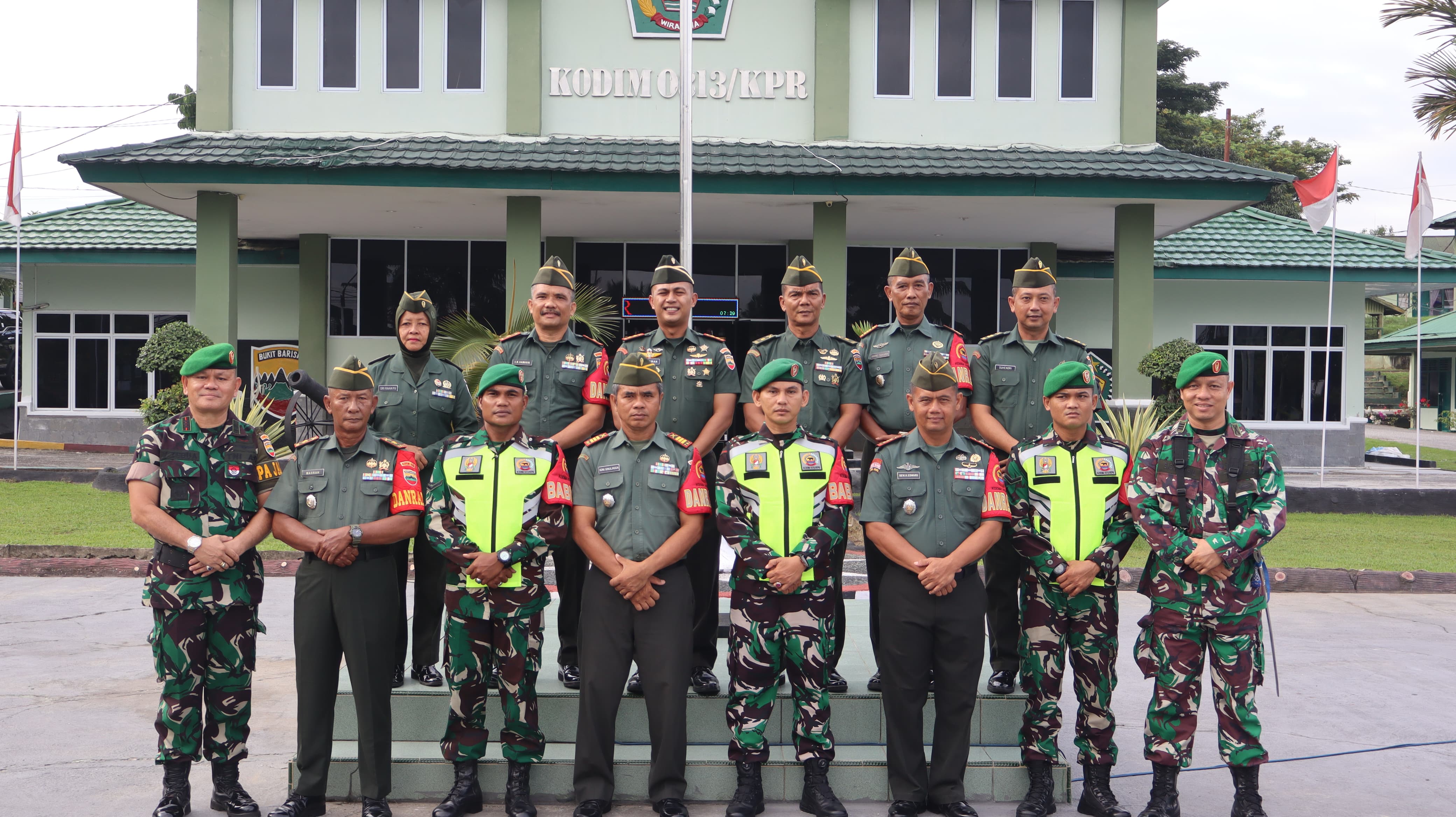 Bagikan Rompi Babinsa Secara Simbolis,Dandim 0313/Kpr berikan pesan kepada Babinsa