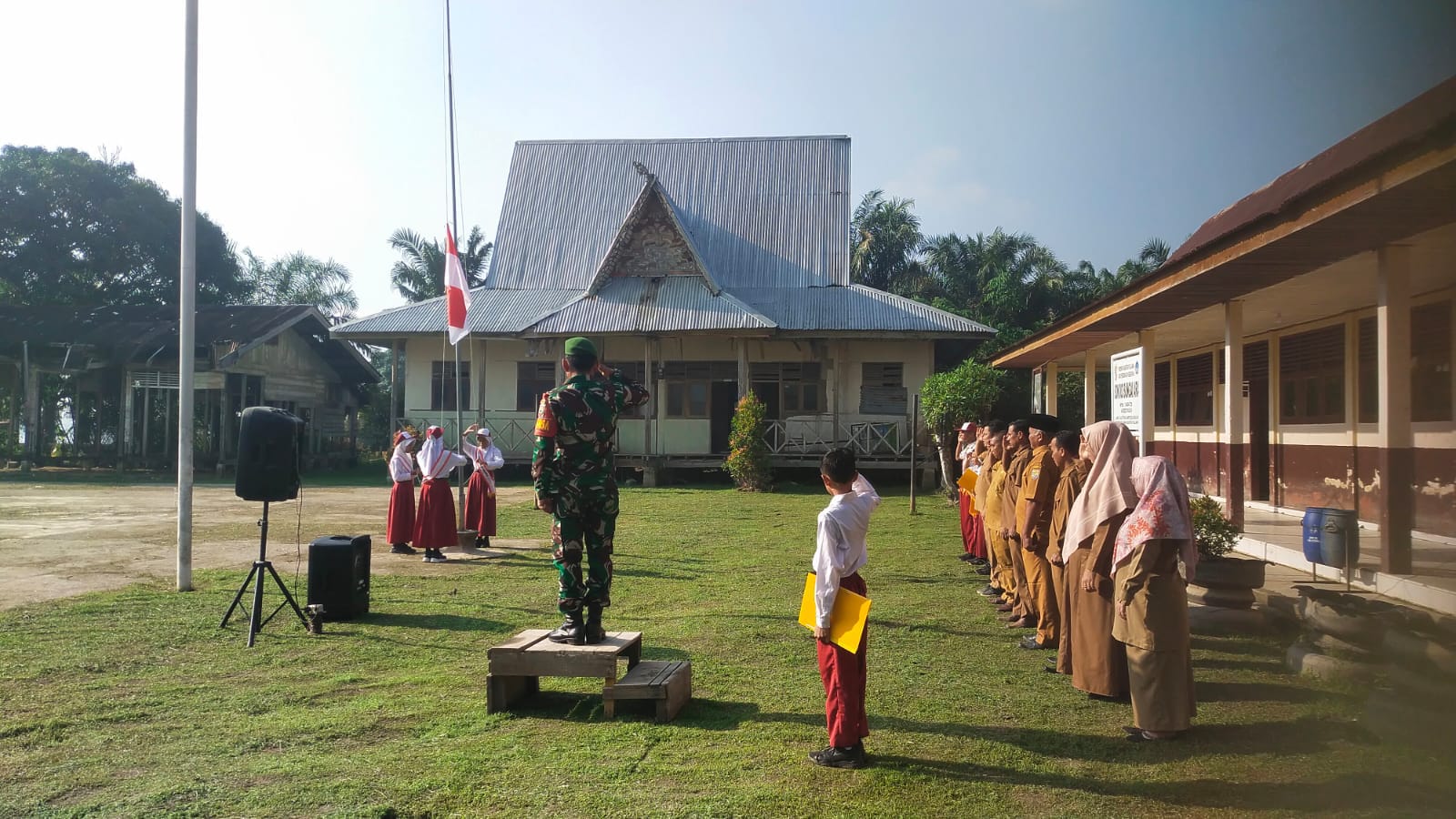 Ajak Pelajar Tingkatkan Kedisiplinan Dan Bentuk Generasi Muda Saat Babinsa Jadi Irup Di Sekolah 