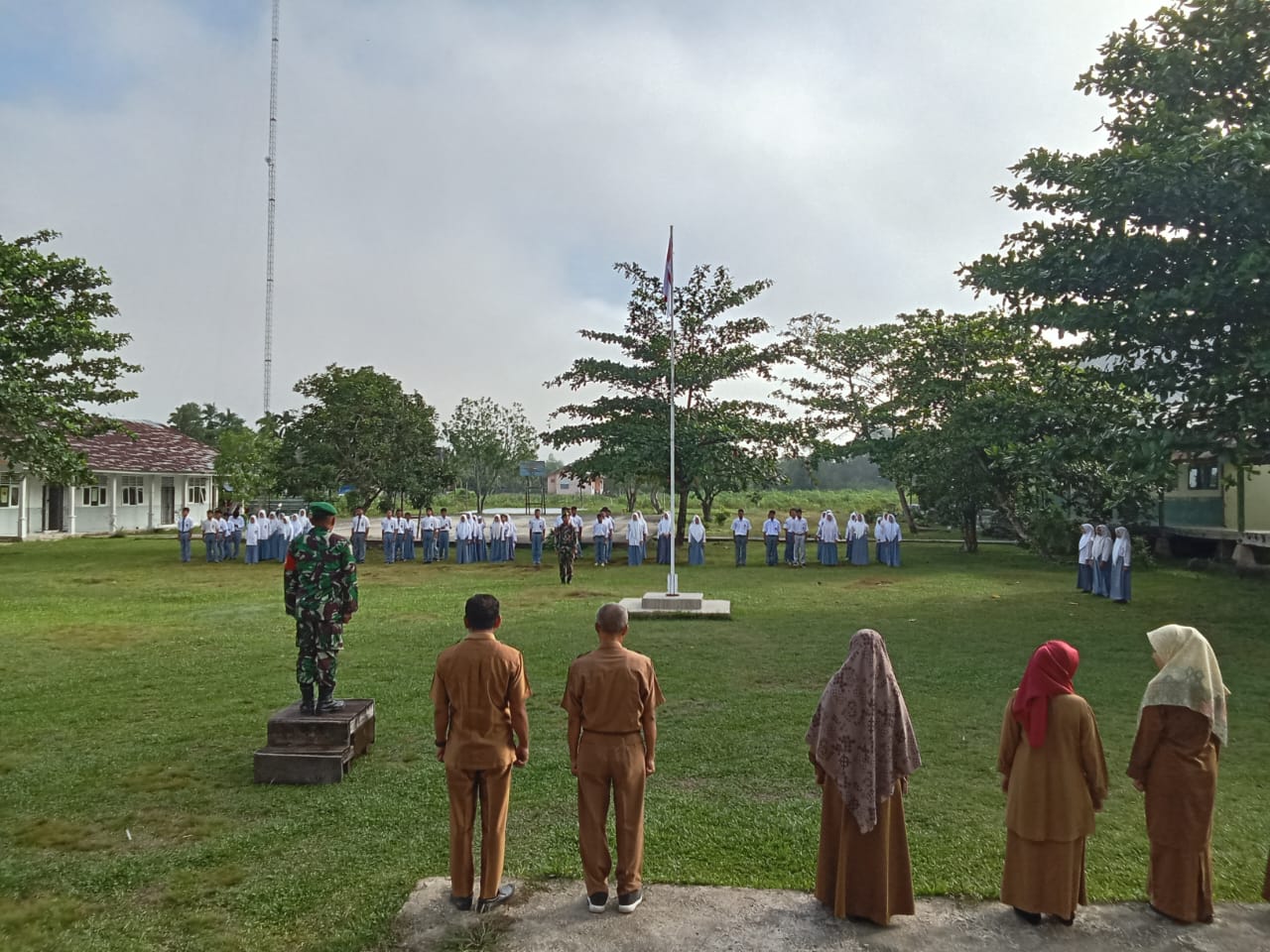 Kodim 0313/kpr Dan Jajaran Laksanakan Upacara Bendera Serentak Di Sekolah