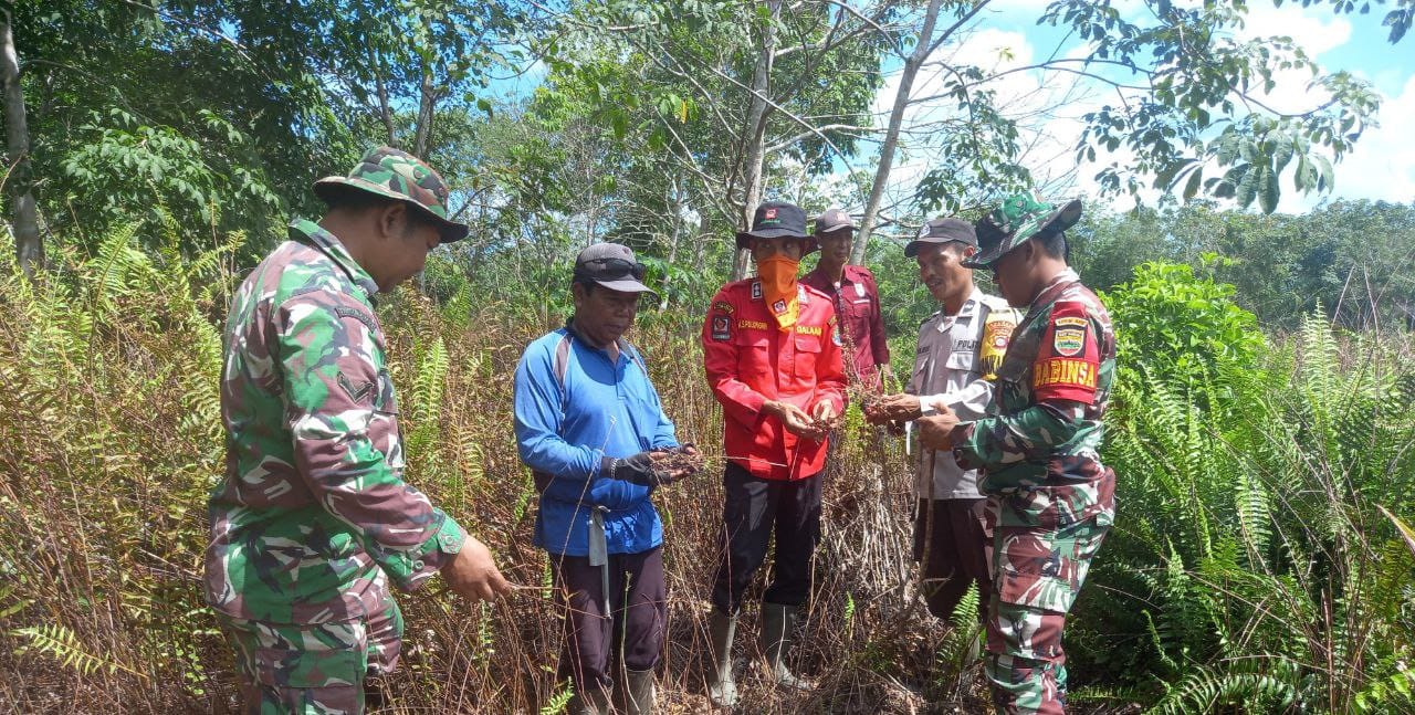 Babinsa Bersama Bhabinkamtibmas Laksanakan Patroli Karlahut