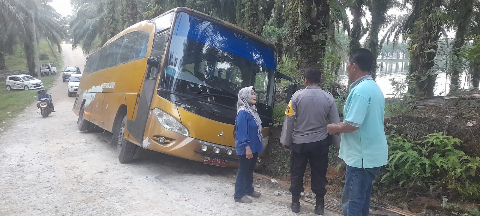 Salut, Polisi Bantu Mobil Bus Yang Terpelosok Di Wisata Henferd Land XIII Koto Kampar 