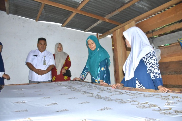 Ketua Dekranasda Kabupaten Kampar Kunjungi Pengrajin Rumah Batik Balisa