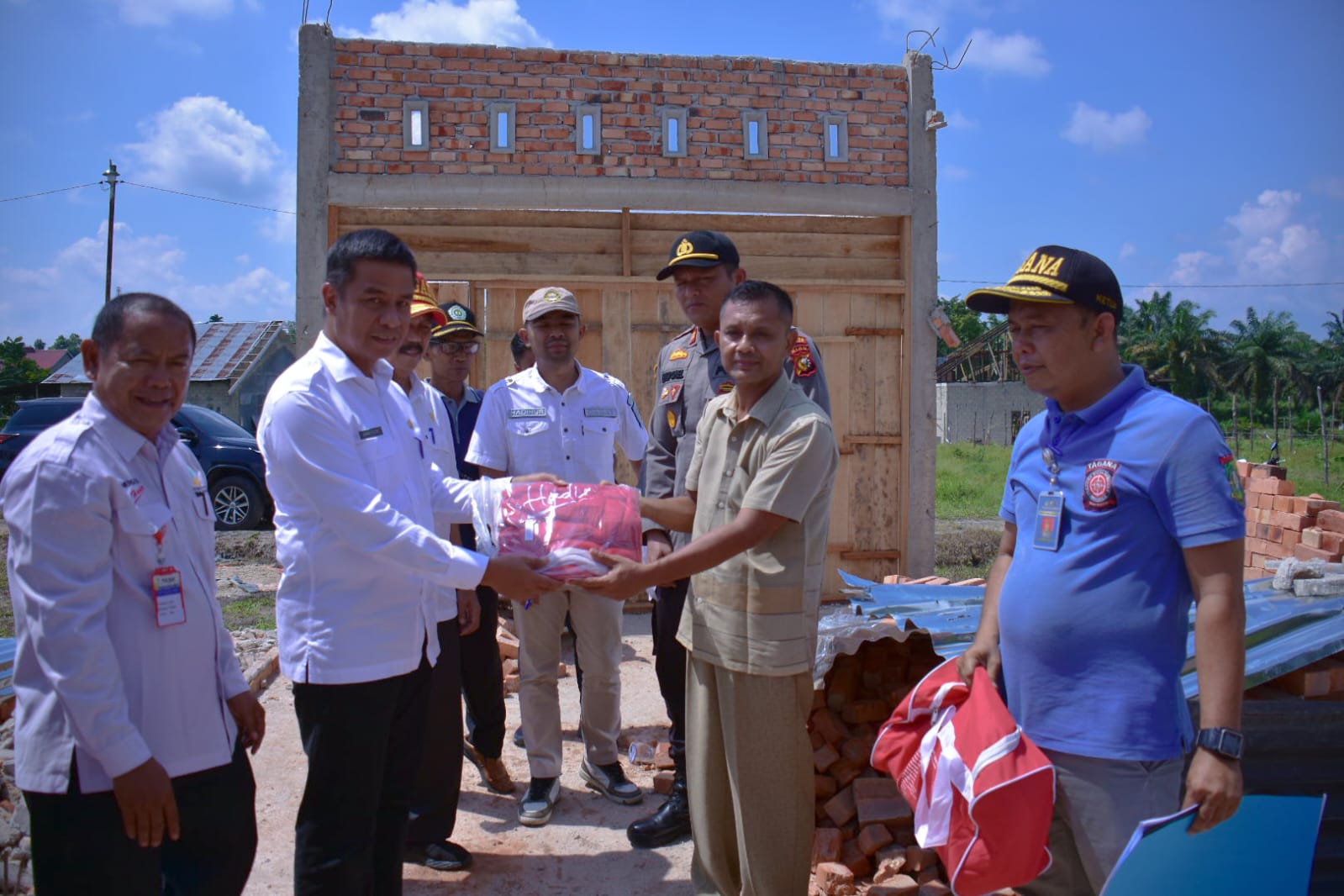 Cepat Tanggap Bencana, Pj Sekda Kampar Salurkan Bantuan Bencana Angin Puting Beliung 