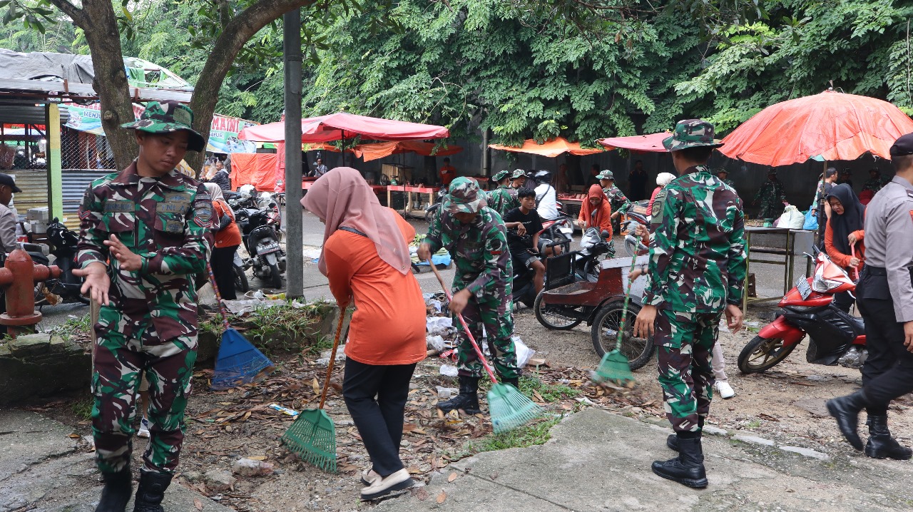 Sempena HUT Ke - 74 Kodam I/BB, Kodim 0313/KPR Gelar Karya Bhakti Pembersihan Pasar Bangkinang