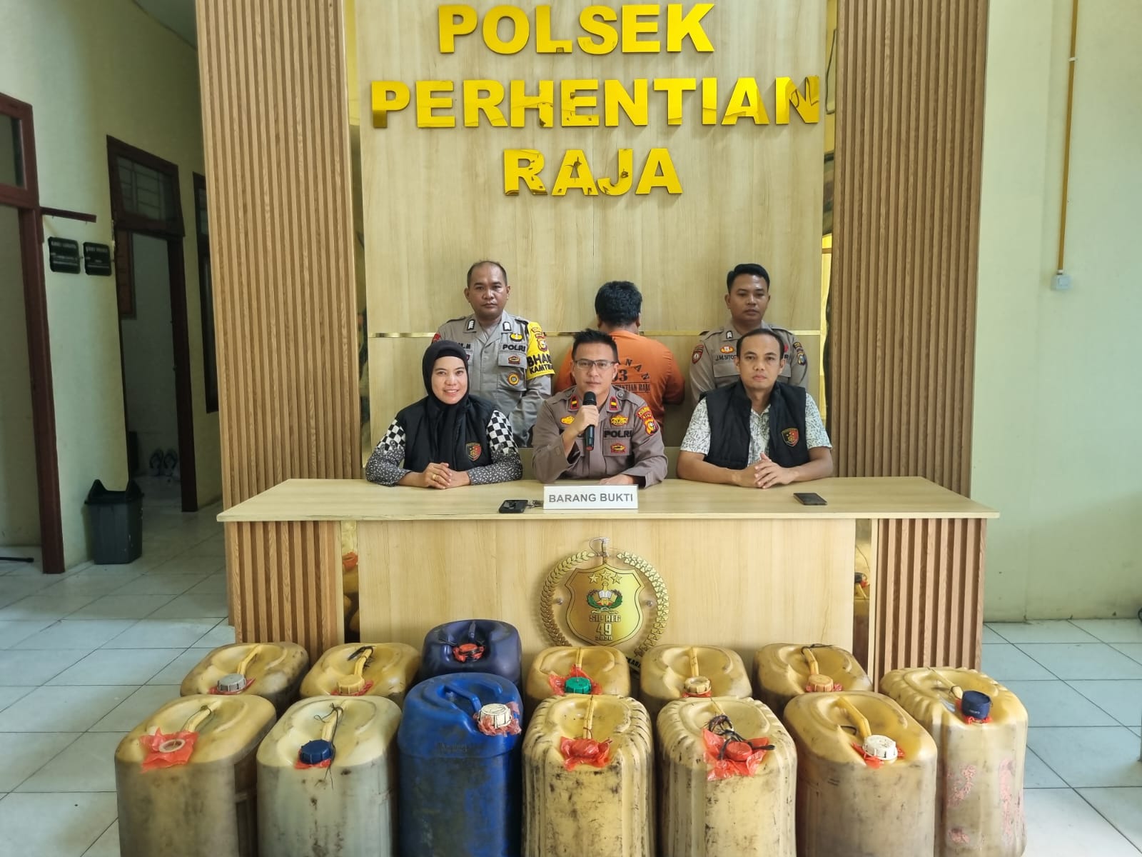 Polsek Perhentian Raja Tangkap Pelaku Penyelewengan BBM Subsidi, 13 Jerigen Solar Diamankan 