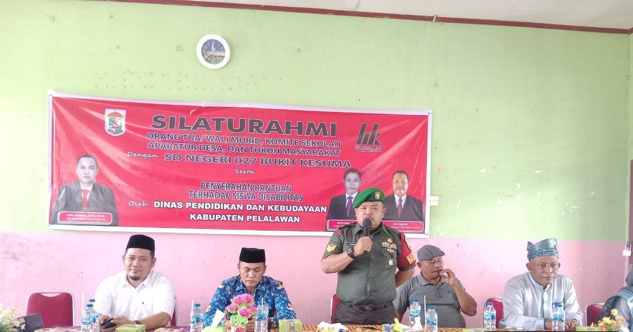 Babinsa Dampingi Penyerahan Bantuan Siswa Disabilitas Oleh Dinas Pendidikan dan Kebudayaan Pelalawan