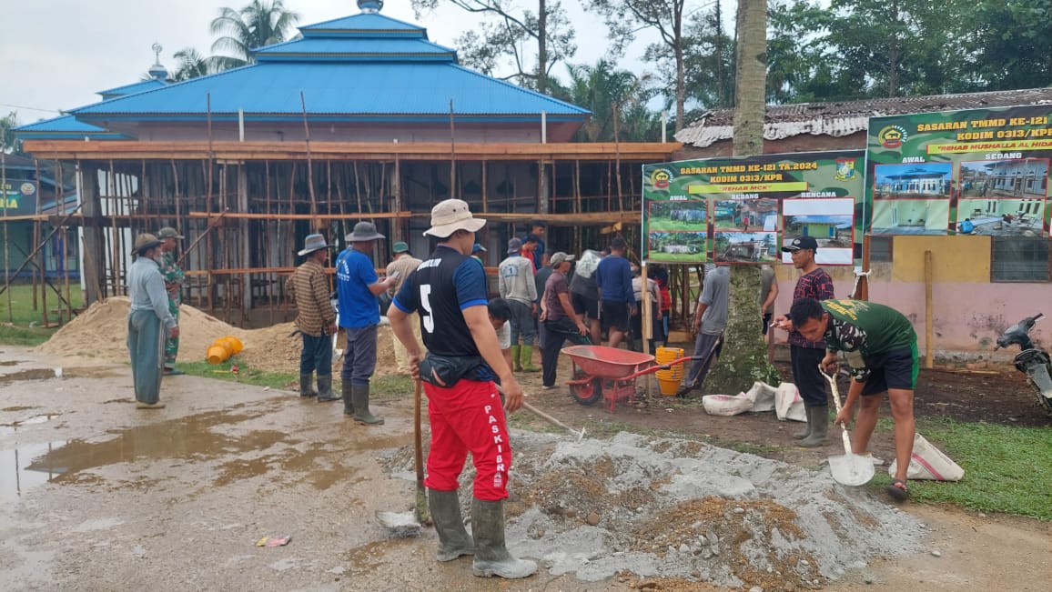 Bersama Warga, Satgas TMMD ke-121 Kodim 0313/KPR Lakukan Pengecoran Teras Mushola 
