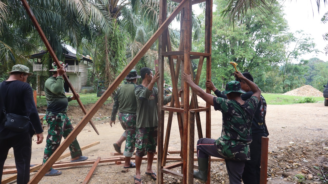 Tim Satgas TMMD Dirikan Gapura TMMD di Titik 0: Persiapan Penutupan Program TMMD Ke 121 Tahun 2024