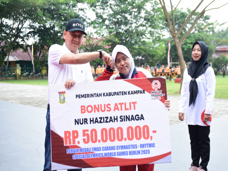 Puncak Peringatan Haornas Ke 41 Tahun 2024 , Pj Bupati Kampar Serahkan Bonus Rp 50 Juta 