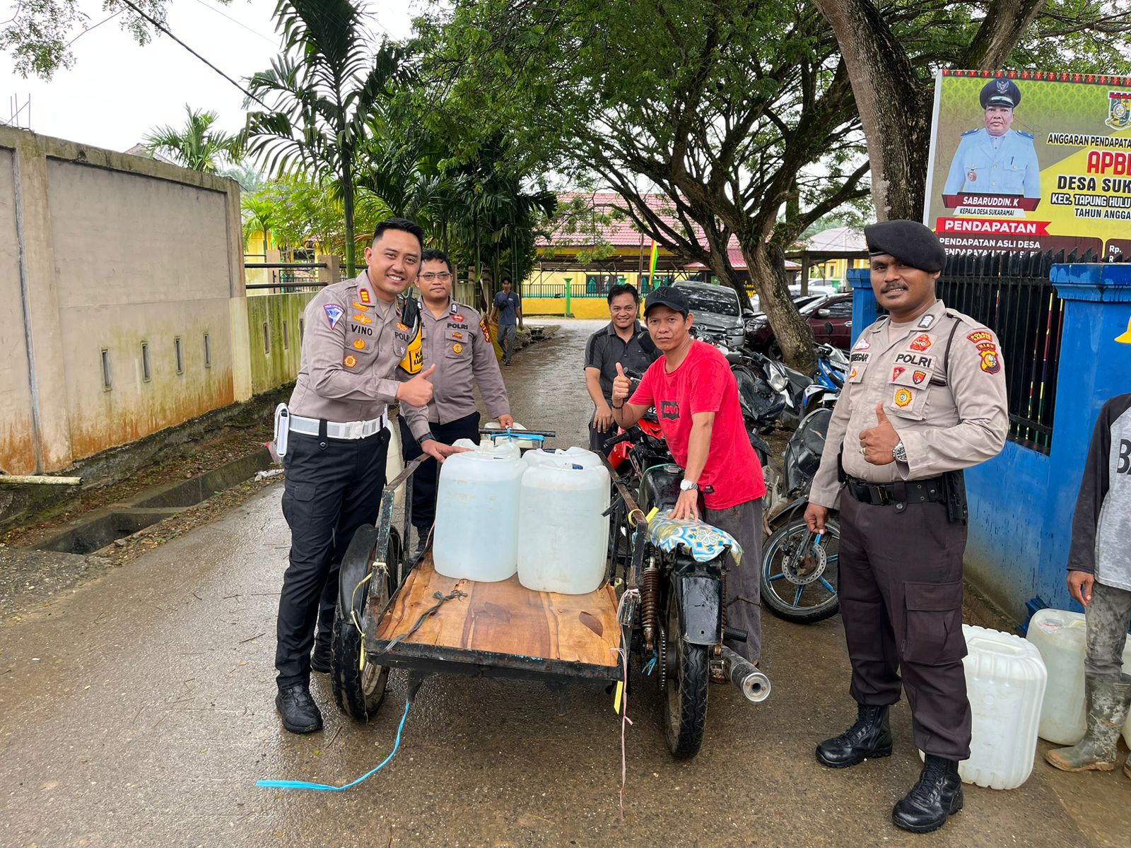 Rangka HUT Lalu Lintas ke-69, Satlantas Polres Kampar Bagi-bagi Air Bersih di Tapung Hulu 