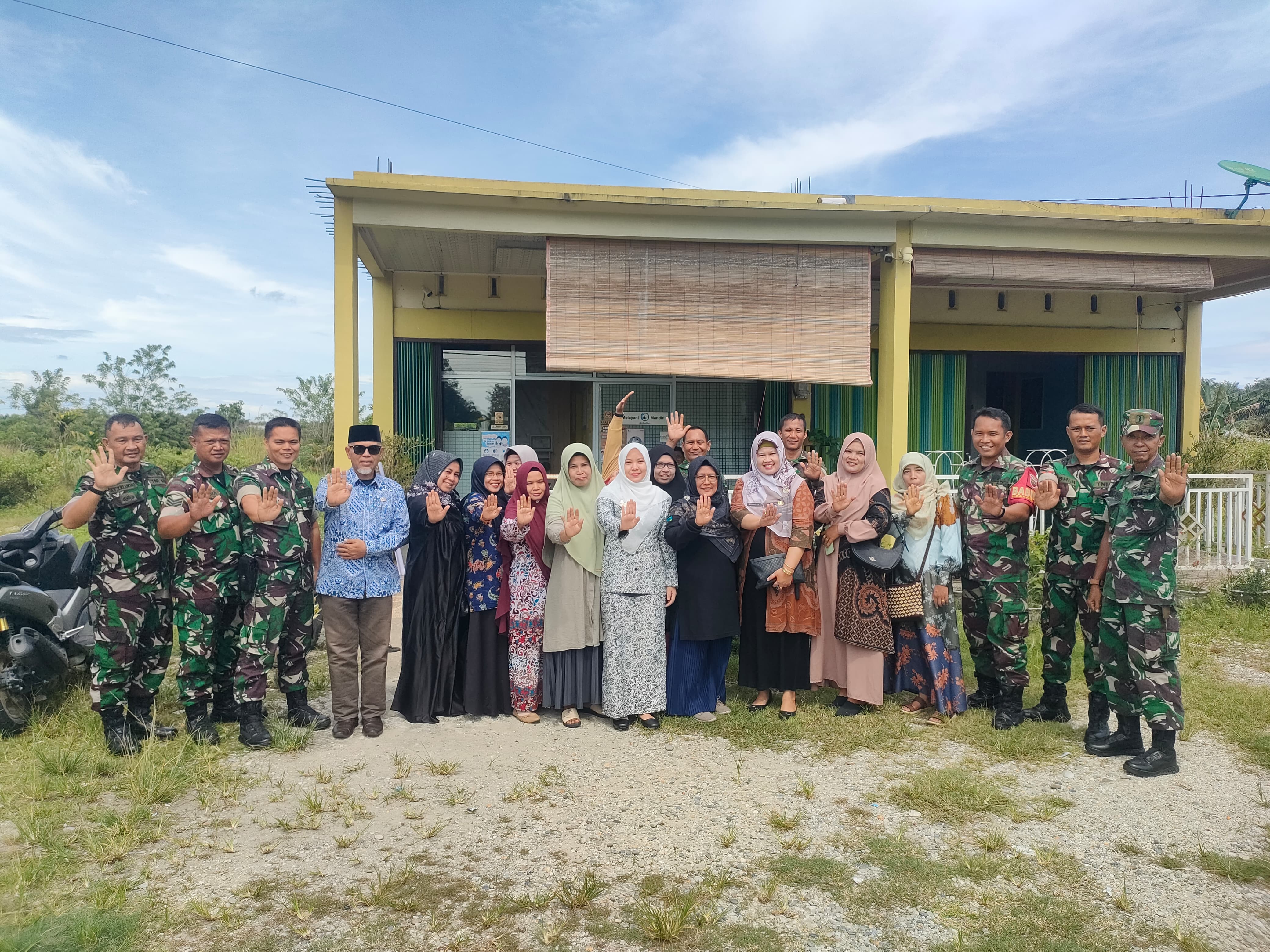 TNI AD Bersama Rakyat, Kodim 0313/KPR Gelar Pelayanan KB Gratis dalam Rangka Hari Kontrasepsi Seduni