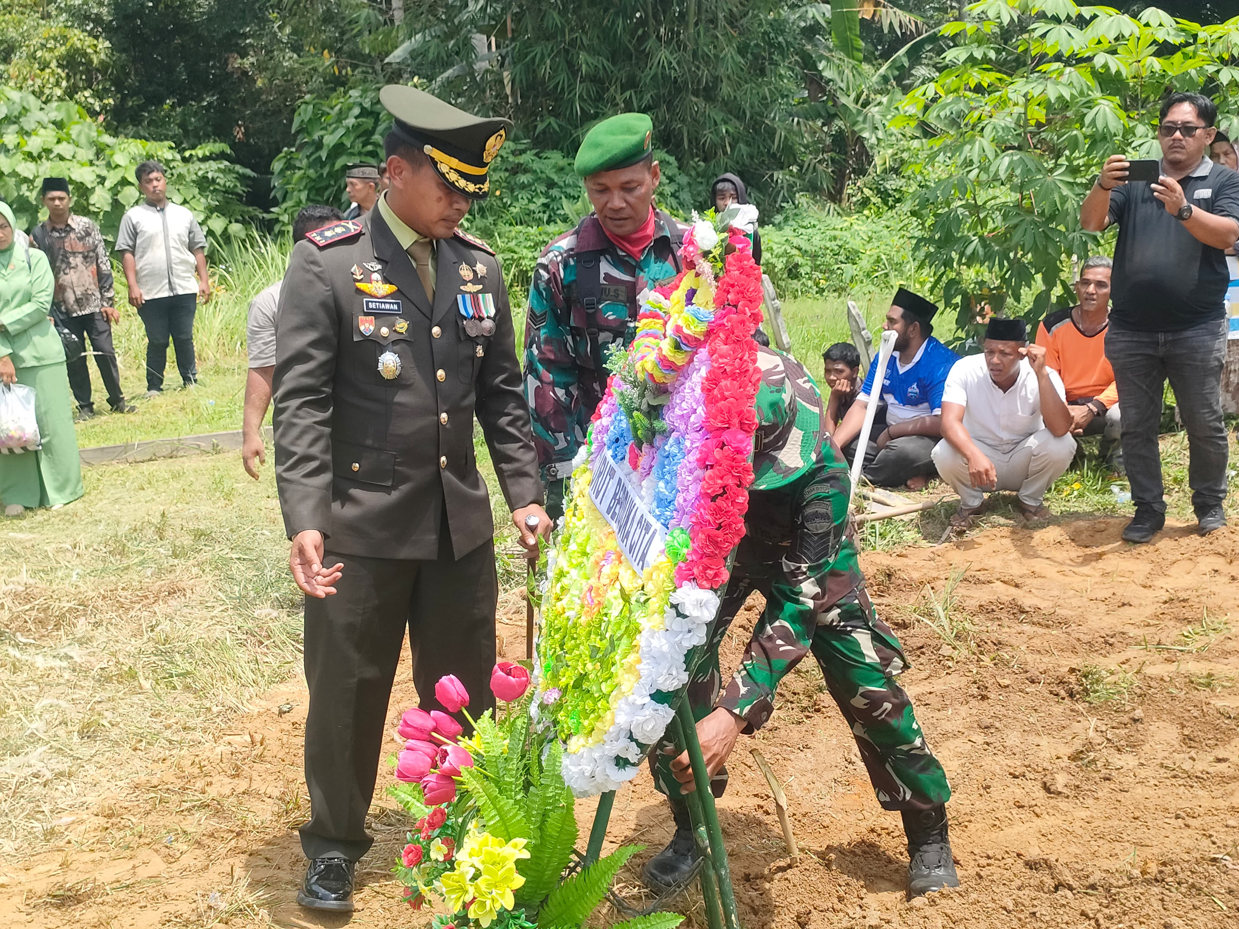 Kodim 0313/Kpr Gelar Upacara Pemakaman Militer untuk Almarhum Sertu Irian Azwir