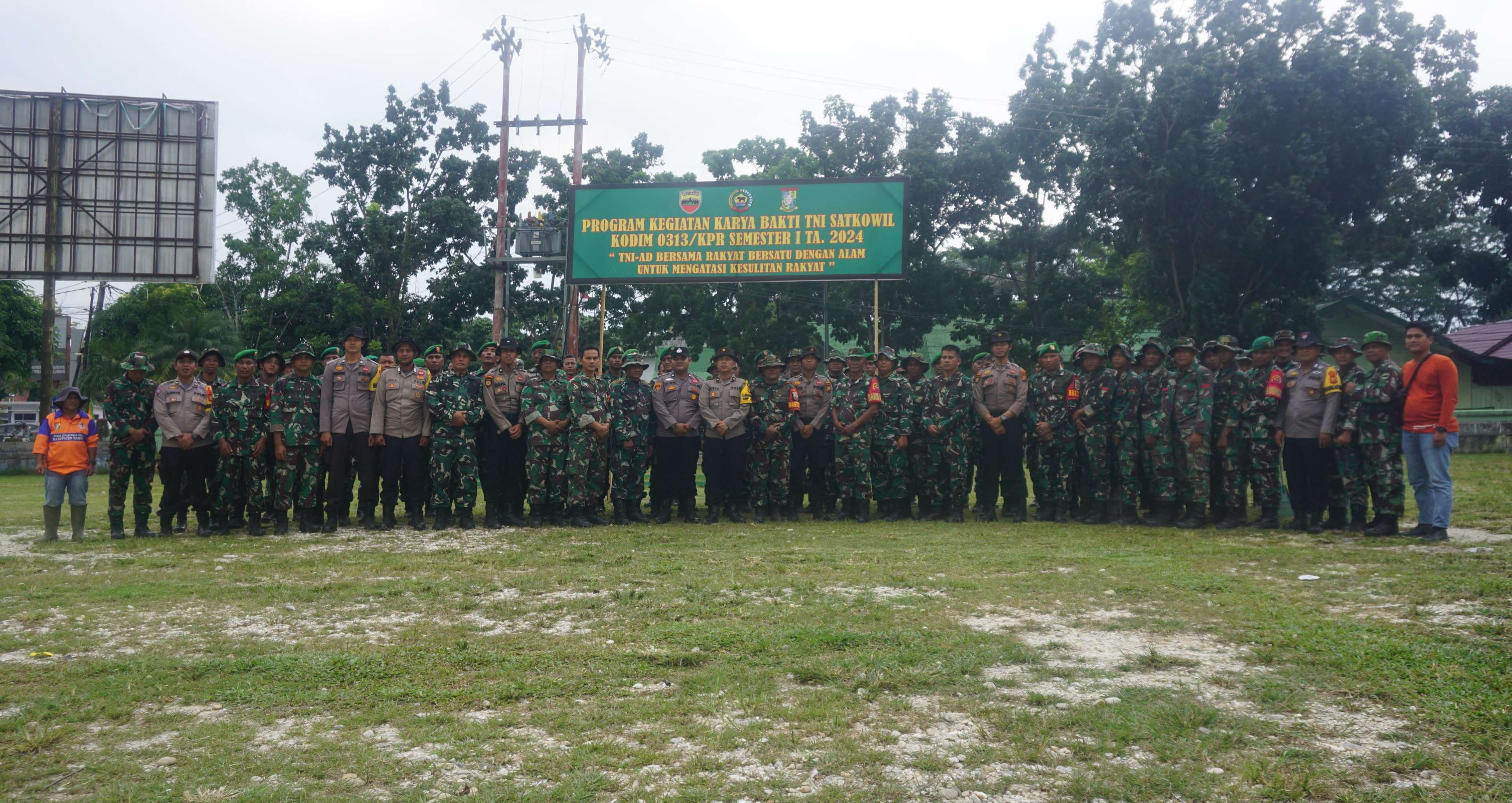 Kodim 0313/KPR Gelar Karya Bakti, Ciptakan Lingkungan Yang Bersih Dan Asri