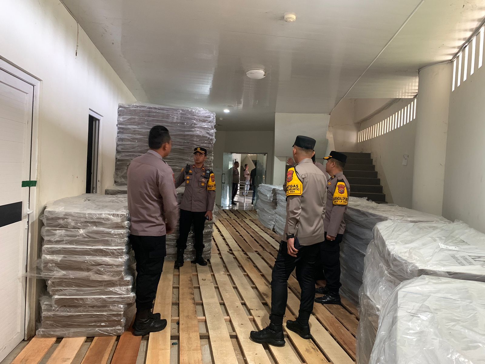 Bersama Ketua KPU Kampar, Wakapolres Cek Gudang Logistik KPU Pastikan Aman Jelang Pilkada 2024
