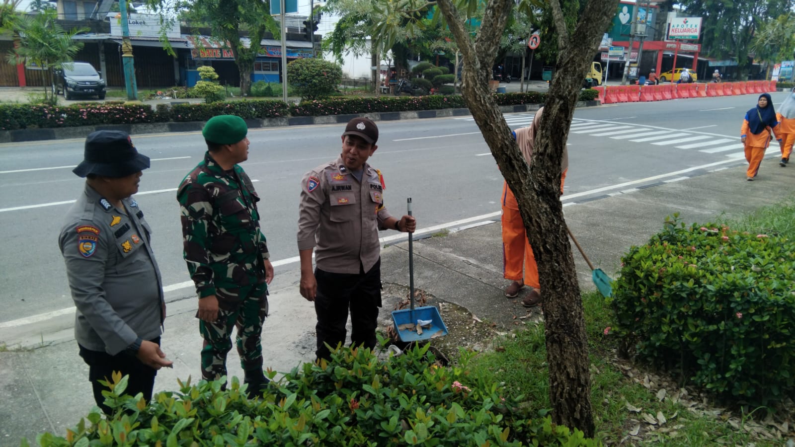 Babinsa Koramil 07/ Kampar melaksanakan Kegiatan Gotong - Royong Bersama Masyarakat 