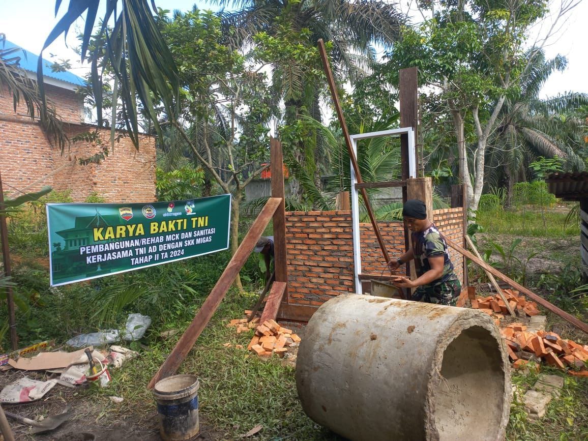 Babinsa Koramil 04/Pkl. Kuras Laksanakan Karya Bakti Pembangunan MCK Warga Binaan