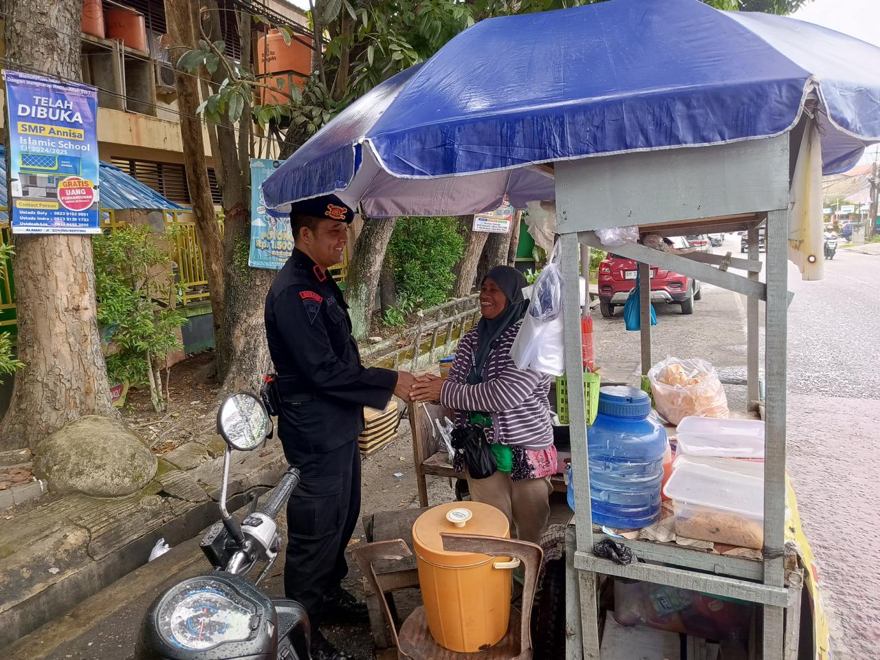 Hampiri warga, Personel Detasemen Gegana Sampaikan Pesan - Pesan Pilkada Damai dan Kondusif