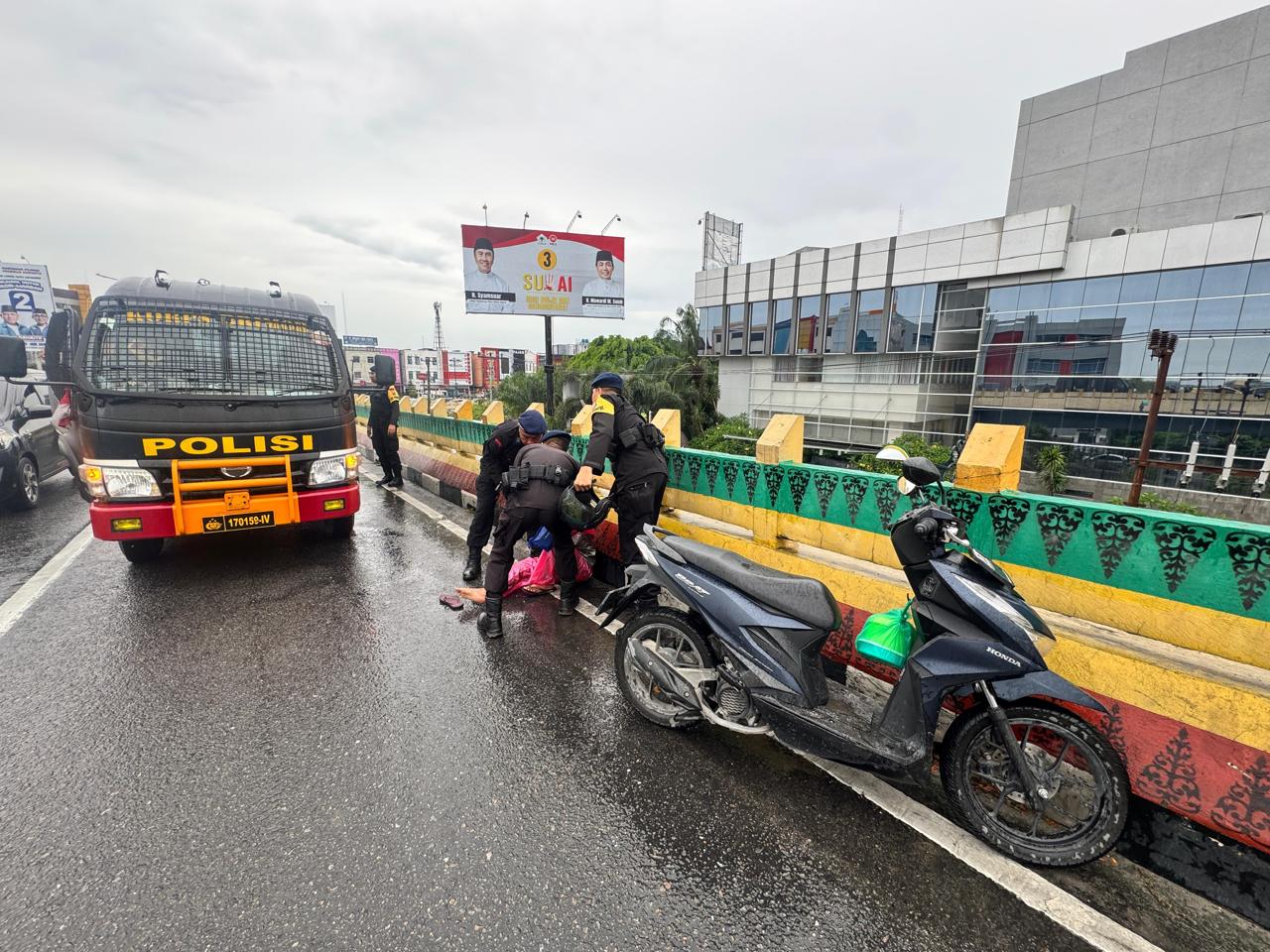 Tolong Pengendara Terlibat Laka Lantas, Subsatgas SAR Mendapat Apresiasi Dari Korban