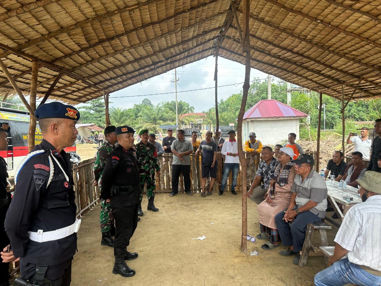 Jelang Pilkada 2024 Brimob Polda Riau Sambangi Pasar Kamis Sampaikan Pesan Cooling System