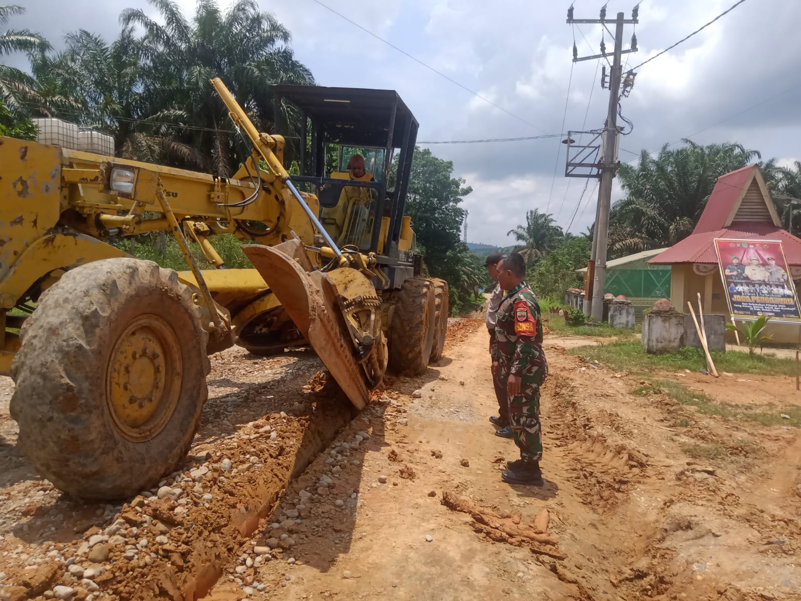 Babinsa Koramil 08/TDN, Monitoring Proses Perbaikan Jalan Antar Dusun di Desa SEI Kuning 