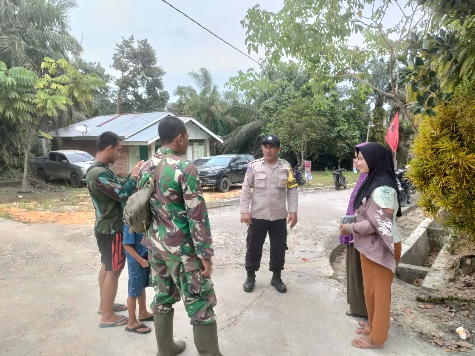 Babinsa 09/Langgam Bersama Bhabinkamtibmas Cooling System Sambang di Desa Jelang Pilkada