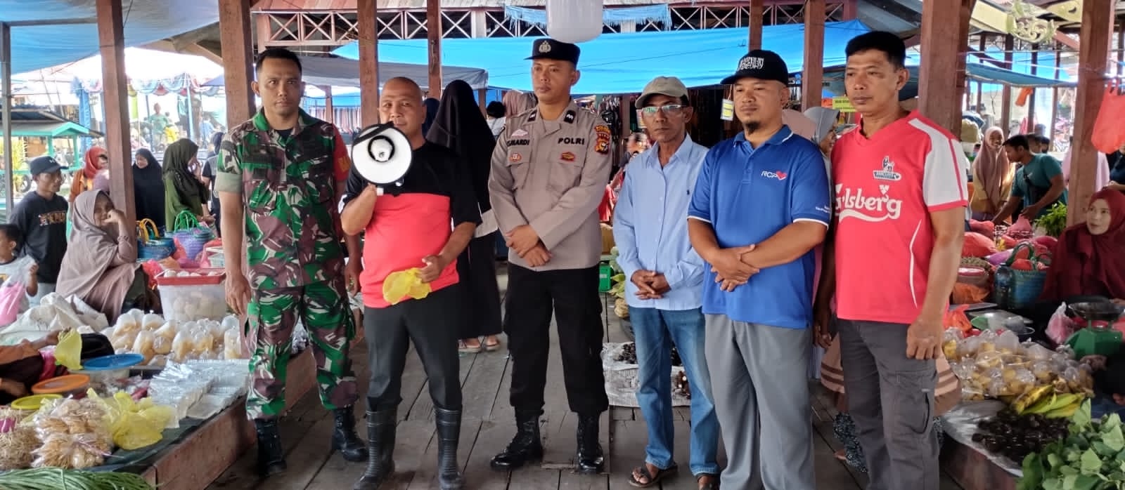 Kompak, Babinsa Dan Bhabinkamtibmas Komsos Bersama Dengan Warga Binaan di pasar