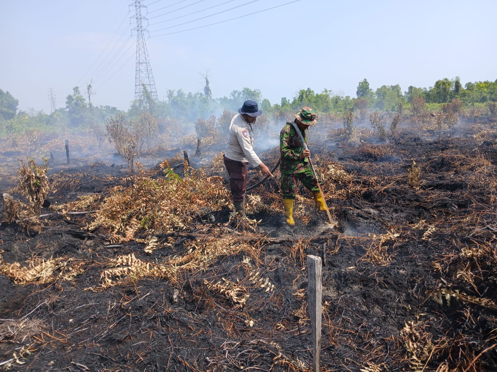 Babinsa Koramil 07/Kampar dan Tim Terpadu Karhutlah Lakukan Pendinginan di Desa Rimbo Panjang