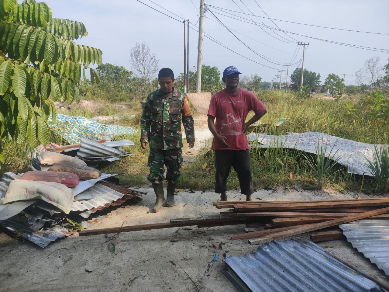 Pasca Angin Puting Beliung, Babinsa Koramil 16/Tapung Tinjau dan Bantu Warga Bersihkan Material
