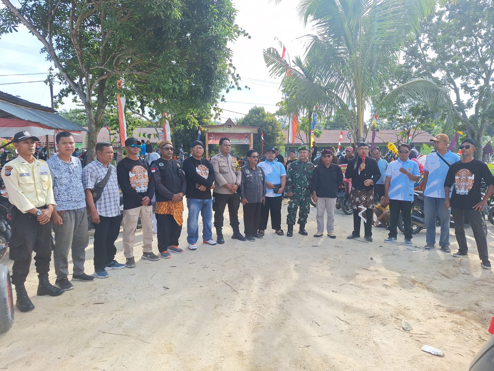 Dalam Rangka HUT Ke 30 Desa Hangtuah, Babinsa Koramil 06 Siak Hulu Hadiri Kirab Budaya