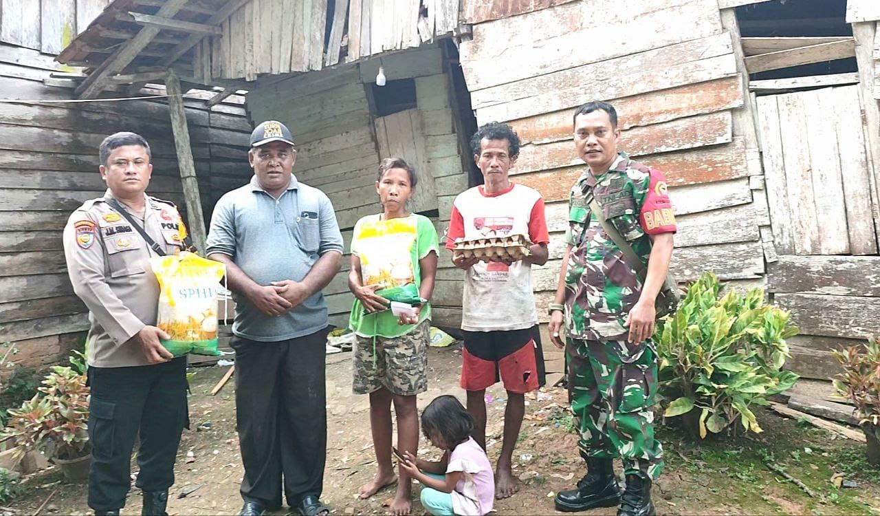 Satu Keluarga Tinggal di Rumah Hampir Roboh, Babinsa Bersama Bhabinkamtibmas Berkunjung