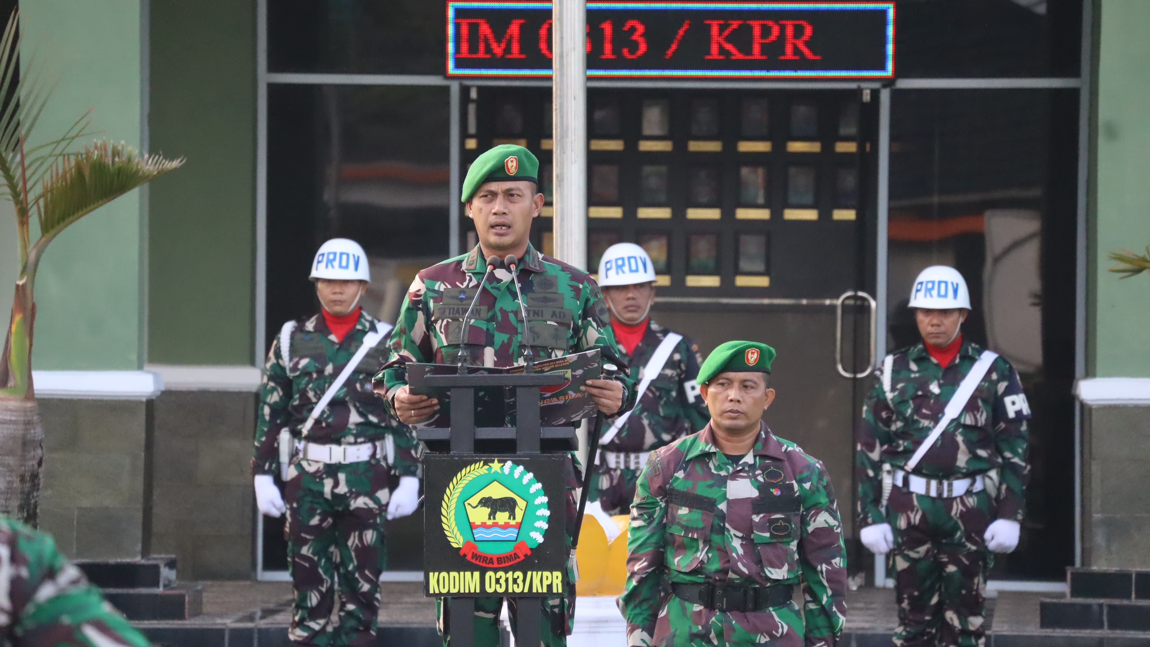 Dandim 0313/KPR Pimpin Upacara Bendera 17-an, Bacakan Amanat Pangdam I/Bukit Barisan  