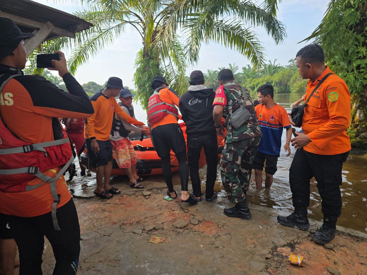 Hari Ke-3 Pencarian, Babinsa Koramil 16/Tapung Bersama Tim Berhasil Mendapatkan Warga Yang Hanyut