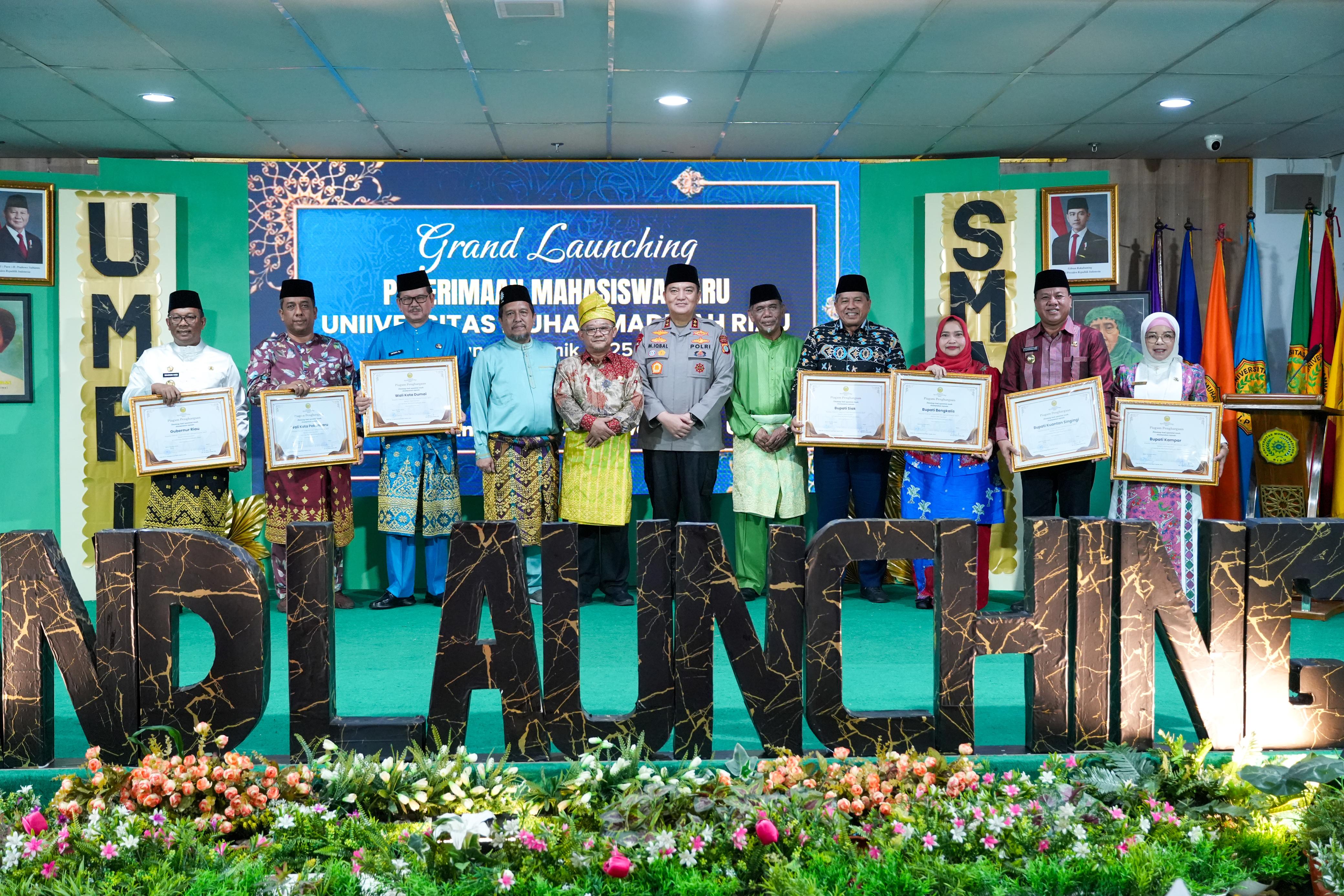 Pemkab Kampar Terima Penghargaan Kepala Daerah Inspiratif pada Grand Launching Penerimaan Mahasiswa 