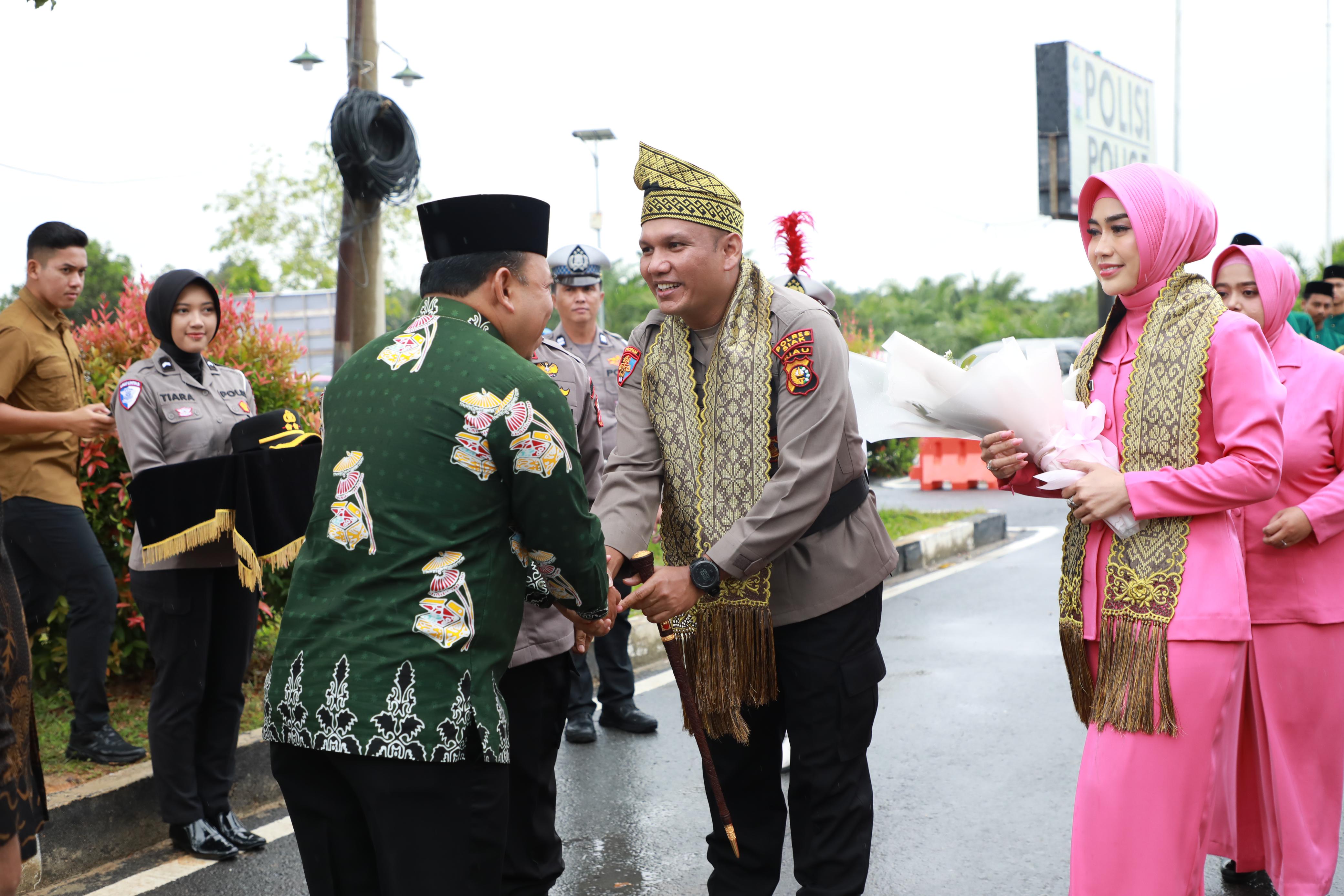 Prosesi Adat Melayu Warnai Serah Terima Jabatan Kapolres Siak Baru