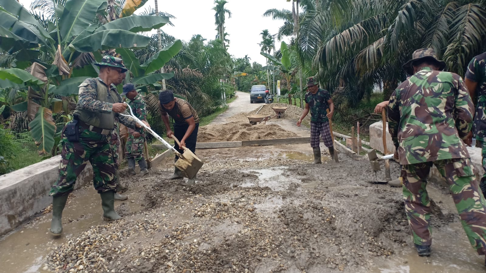 Sinergi TNI Bersama Rakyat, Babinsa Melaksanakan Karya Bhakti didesa Binaan