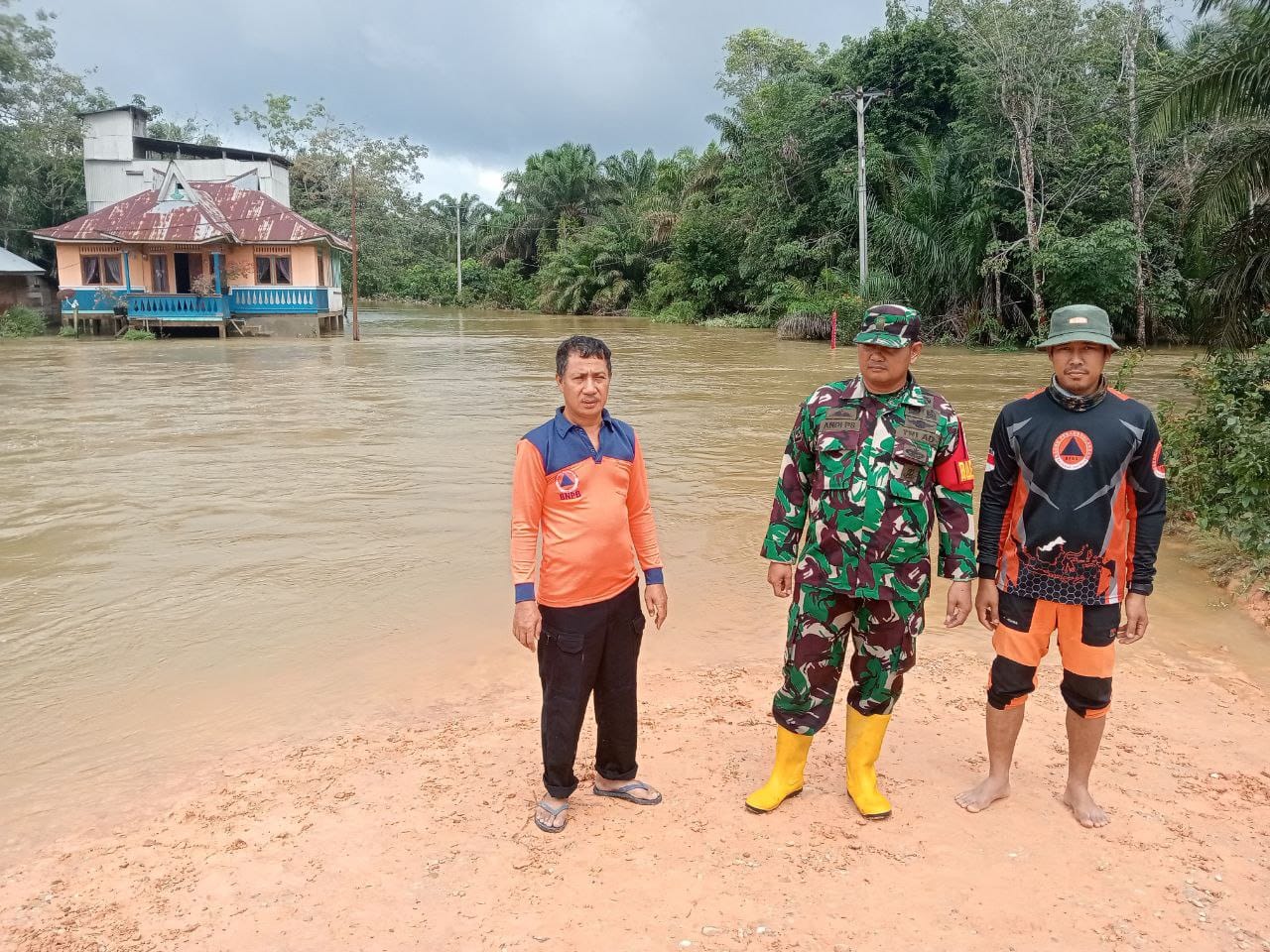 Babinsa Bersama Petugas Puskesmas, Siaga di Posko Banjir Desa Lubuk Kembang Bunga