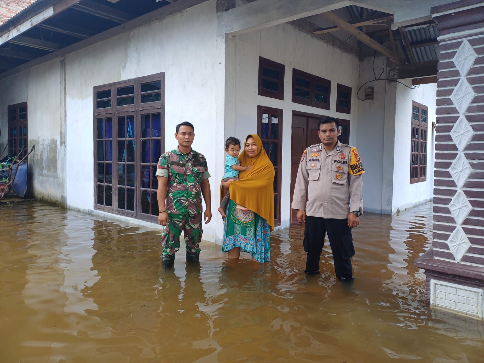 Babinsa Koramil 06 Siak Hulu Pantau Debit Air Banjir yang Merendam Rumah Warga