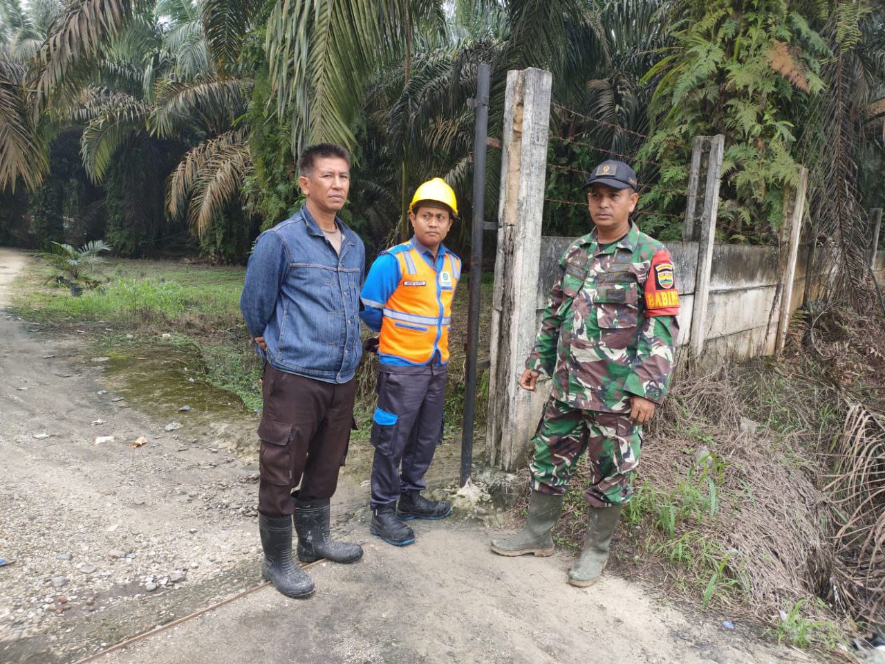 Wujud Tanggap Bencana, Babinsa Koramil 16/Tapung Bantu Petugas PLN Perbaiki Kabel Listrik Yang Putus