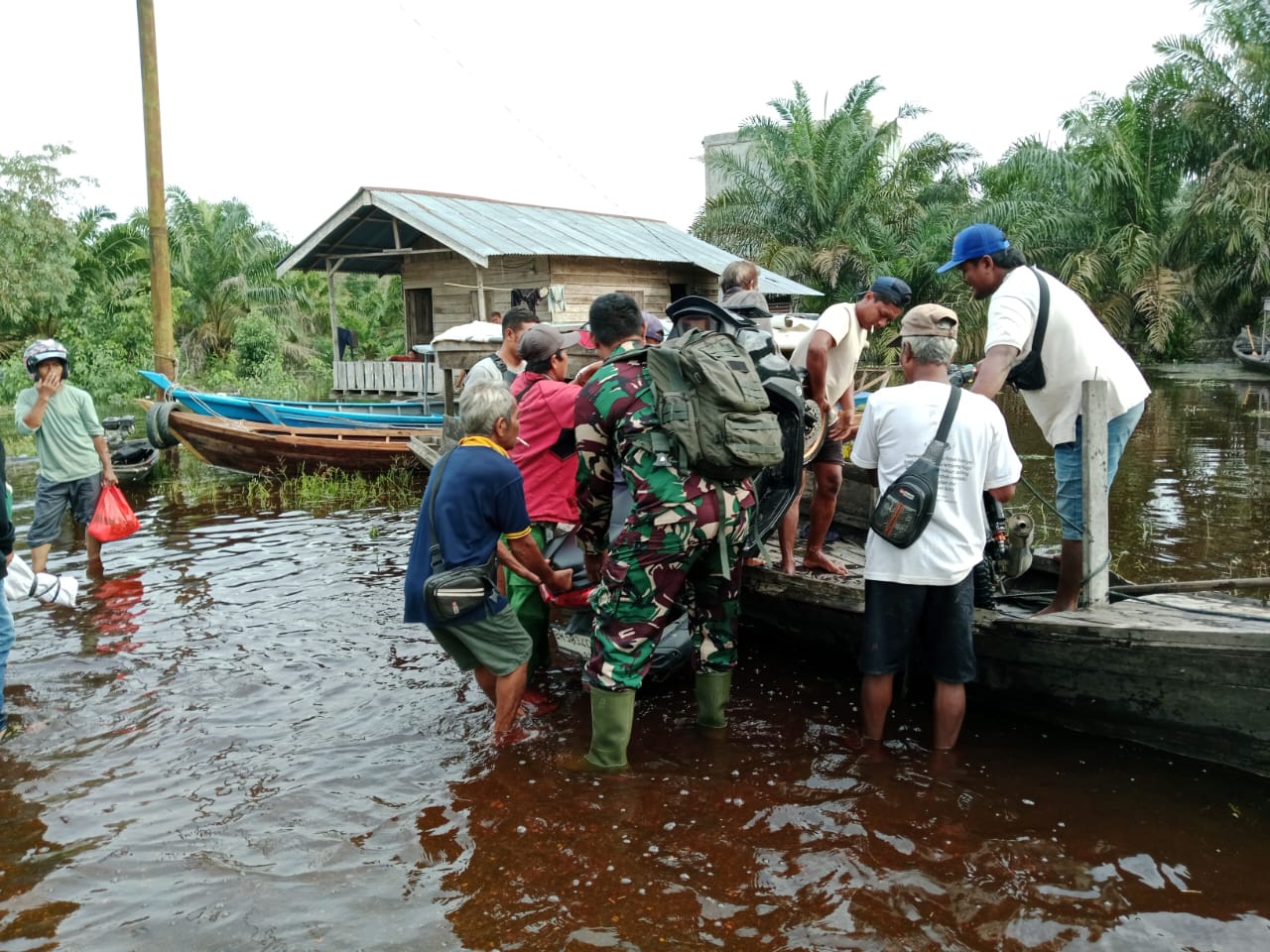 Babinsa Langgam,Bantu Warga Terdampak Banjir Di Kelurahan Langgam