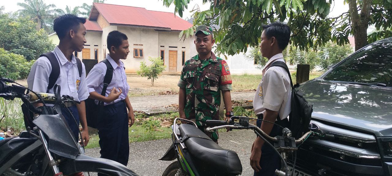 Berikan Materi WASBANG, Babinsa Koramil 13/ Rokan Sosialisasikan Bahaya Narkoba dan Judol 