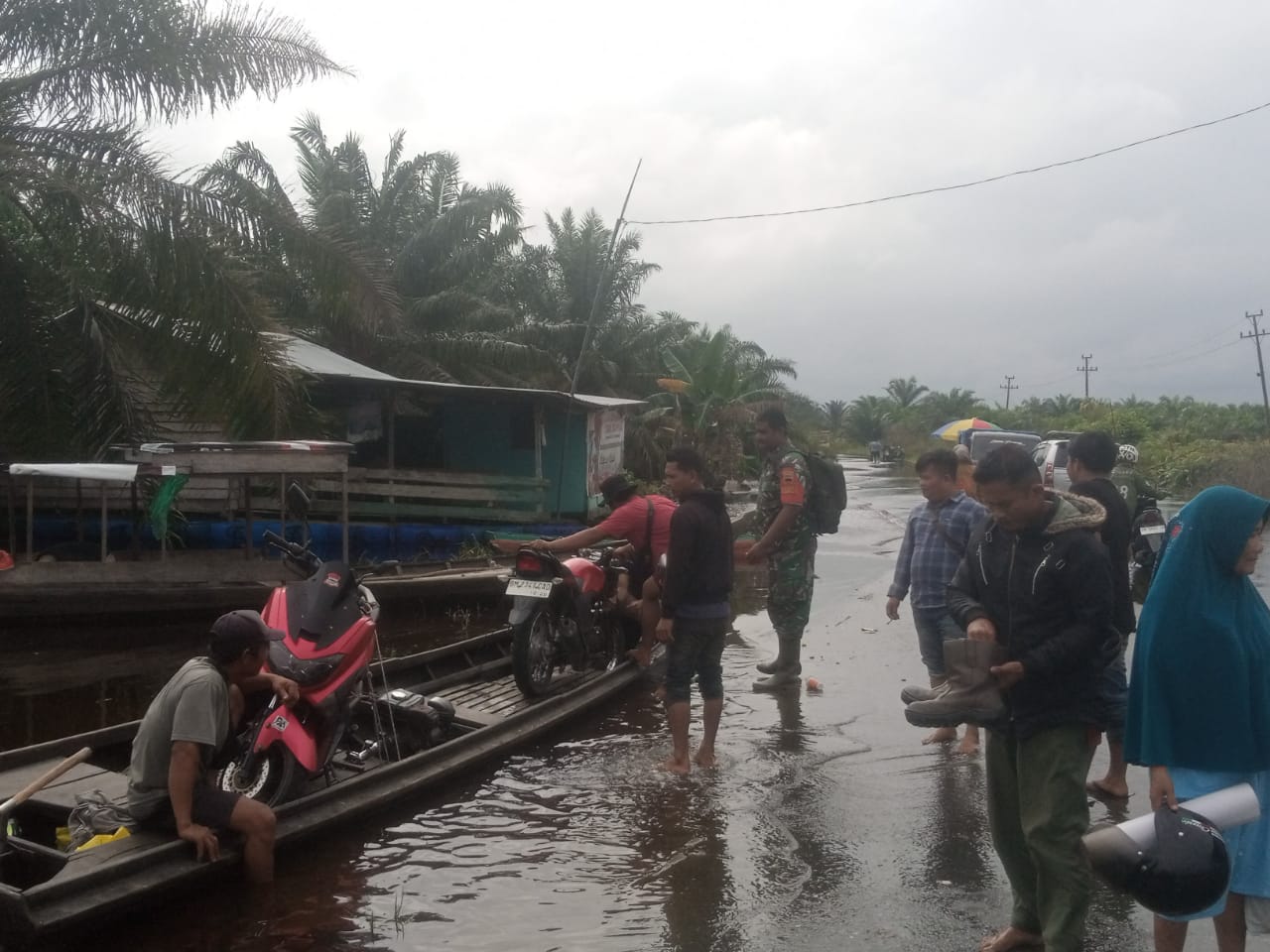 Babinsa 09/ Langgam, Bantu Warga Terdampak Banjir di Kelurahan Langgam